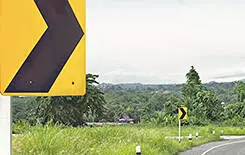  2021/10/road-arrow-245.jpg arrow sign and curve road